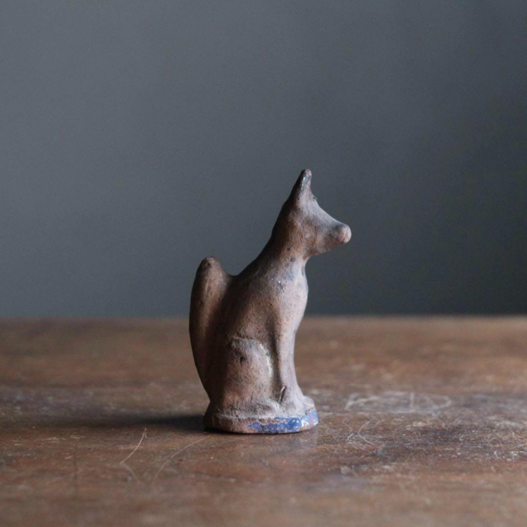 アンティークな日本の稲荷土人形 - 古民芸品の守護狐人形、緑青のある