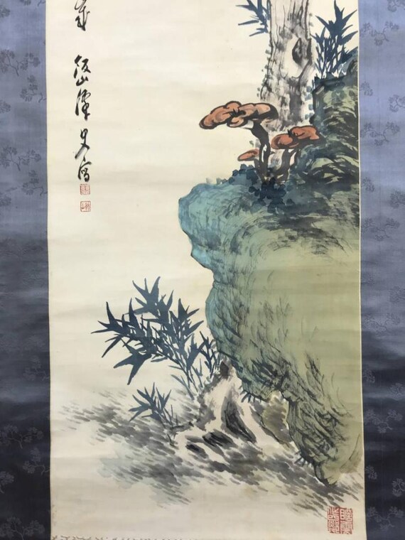 三井半山作 掛け軸 – 松と竹、霊芝、長寿の象徴、203×56cm、箱付き