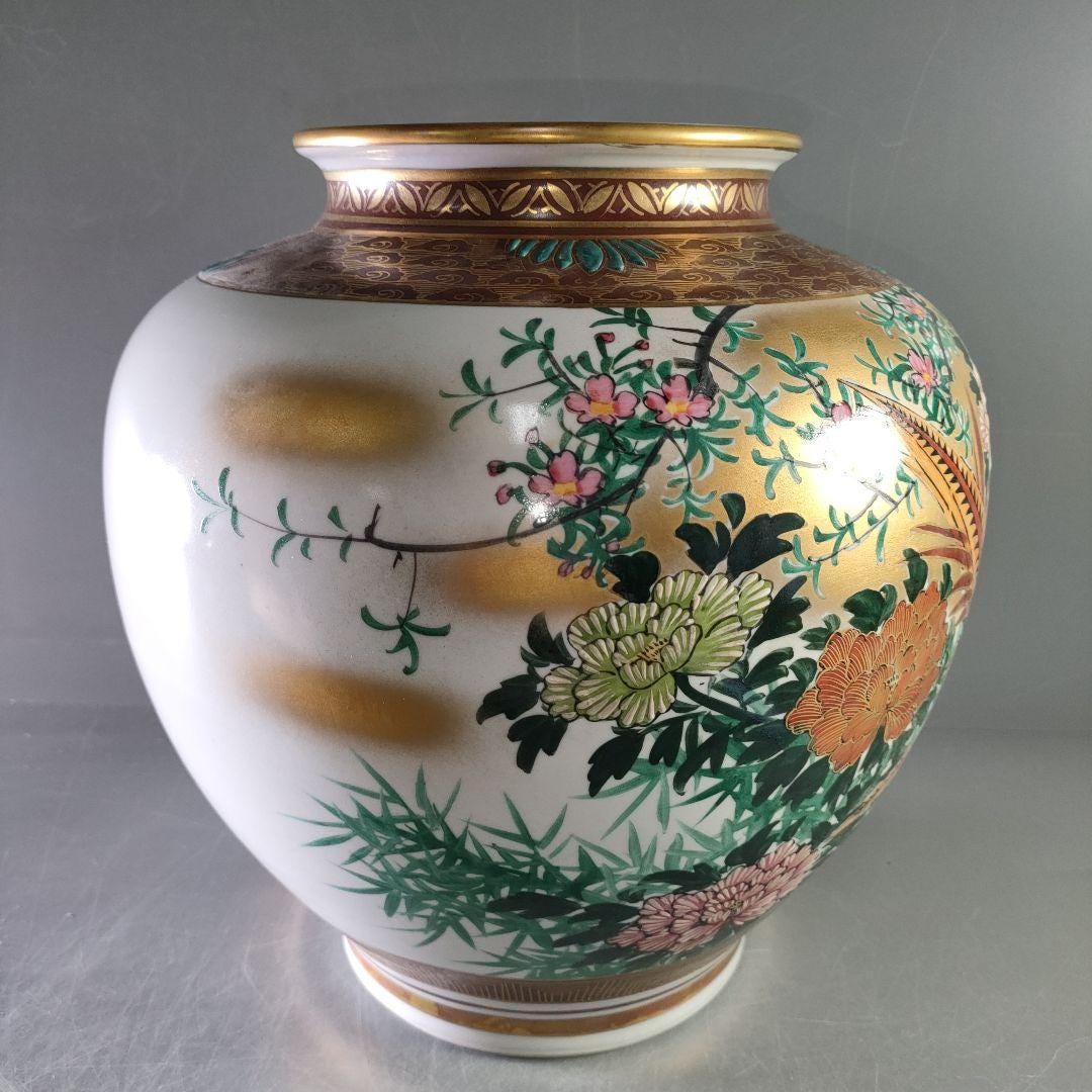 川龍窯の九谷焼花瓶 – 手描きの鳥と花、金彩装飾、大型の日本の陶器製