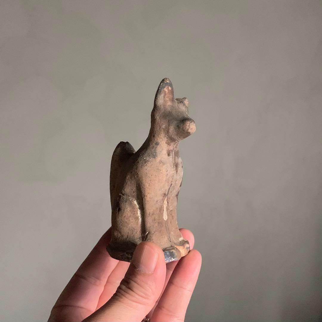 アンティークな日本の稲荷土人形 - 古民芸品の守護狐人形、緑青のある