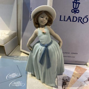Lladro Rosita 2005 Porzellanfigur mit Box, Karten & Memo, Mädchen Statue Spanien Sammlerstück 7 in hohem, schönem Zustand