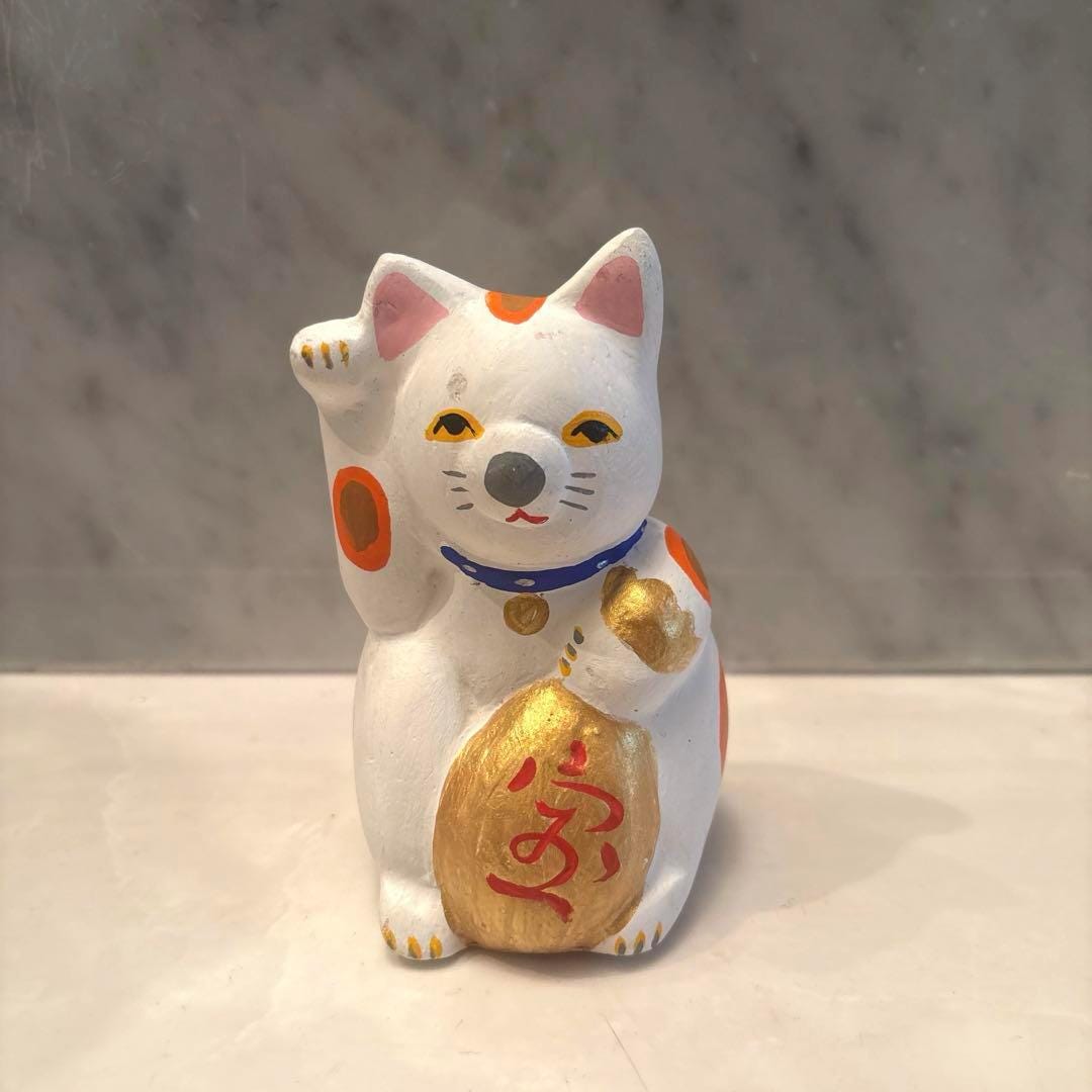 鹿児島垂水民芸人形 - 手作りの招き猫 - 右前足は富を願って上げてい