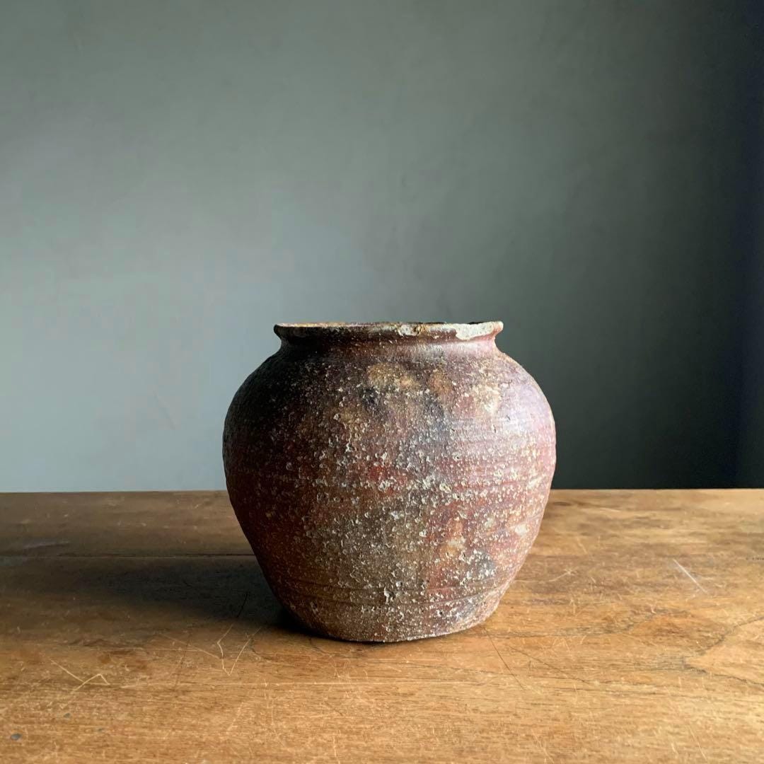 江戸時代の信楽焼壺 – 素朴な緑青が美しいアンティークの日本陶器。高