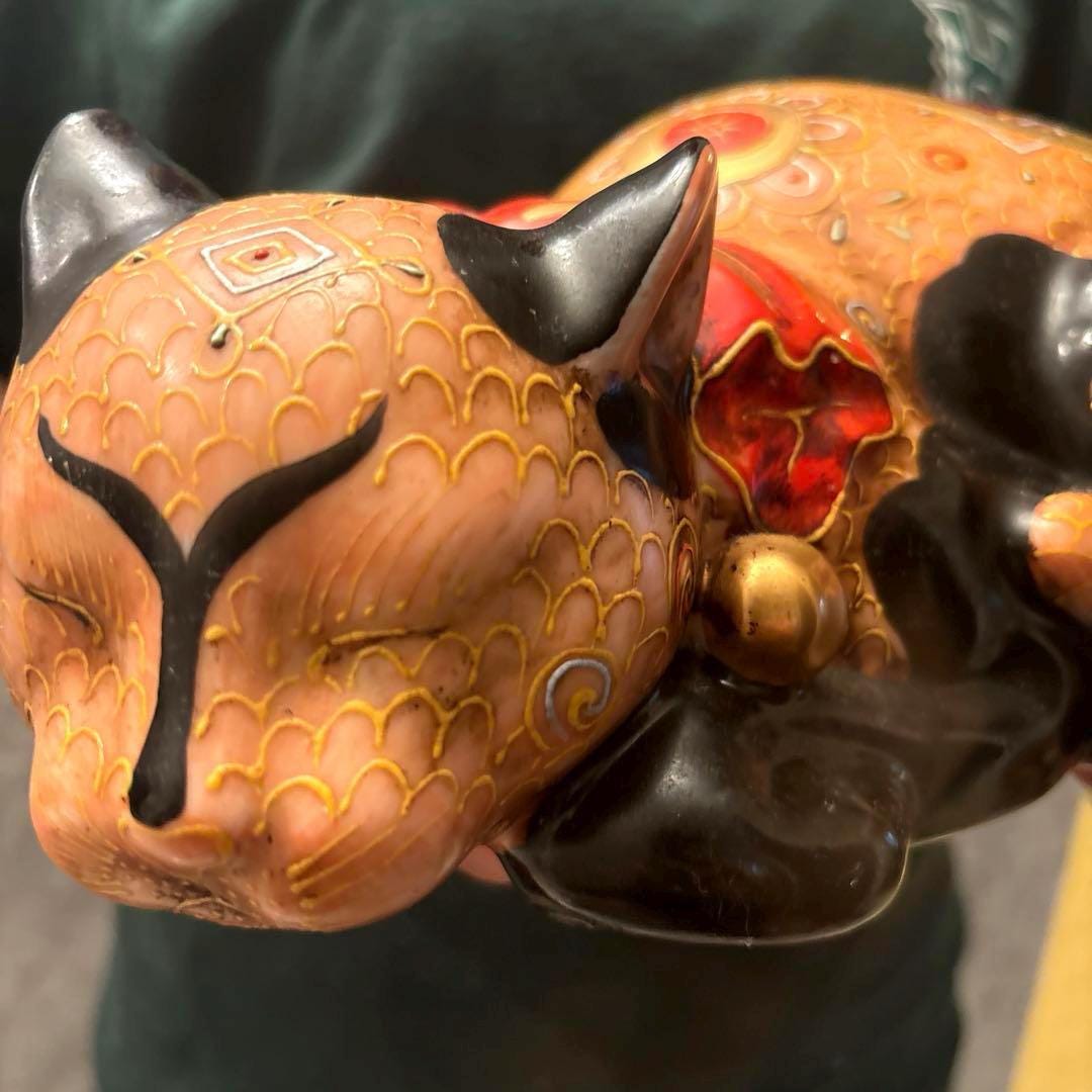 ヴィンテージ九谷焼の眠り猫の置物、豪華な金細工の手描き、風水アート