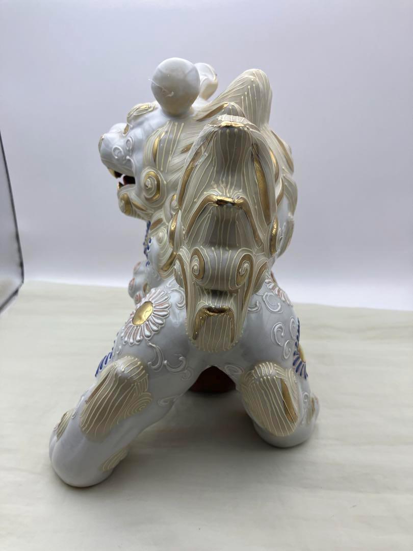 九谷焼 獅子守護獅子の置物 - 風水装飾白磁に金のアクセント、守護の