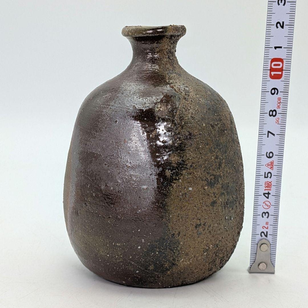 備前焼徳利酒瓶 本山泉作 – 窯の風合いが自然な風合いを生む 銘入り木