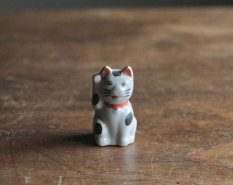 Miniature Antique Porcelain Lucky Cat Figurine – Beckoning Maneki Neko with Worn Face, Japanese Vintage Charm, 4.9cm Tall
