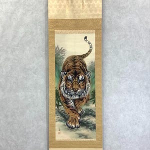 一誠作 日本の虎掛け掛け軸 – 獰猛な虎の絵が描かれたアンティーク