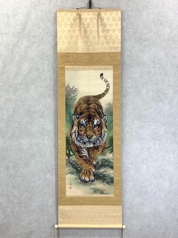 一成作「虎の掛け軸」- 精悍な虎の絵が描かれたアンティーク掛軸