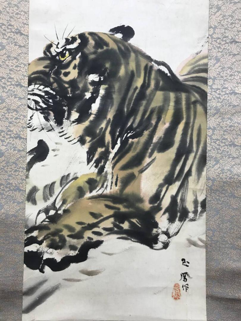 堀江玉峰作「猛虎掛け軸」―咆哮する虎を描いた躍動感あふれる水墨画