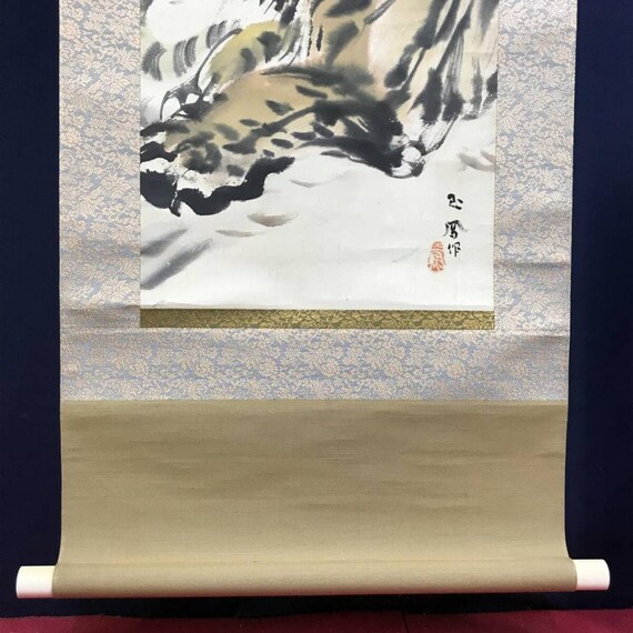 堀江玉峰作「猛虎掛け軸」―咆哮する虎を描いた躍動感あふれる水墨画