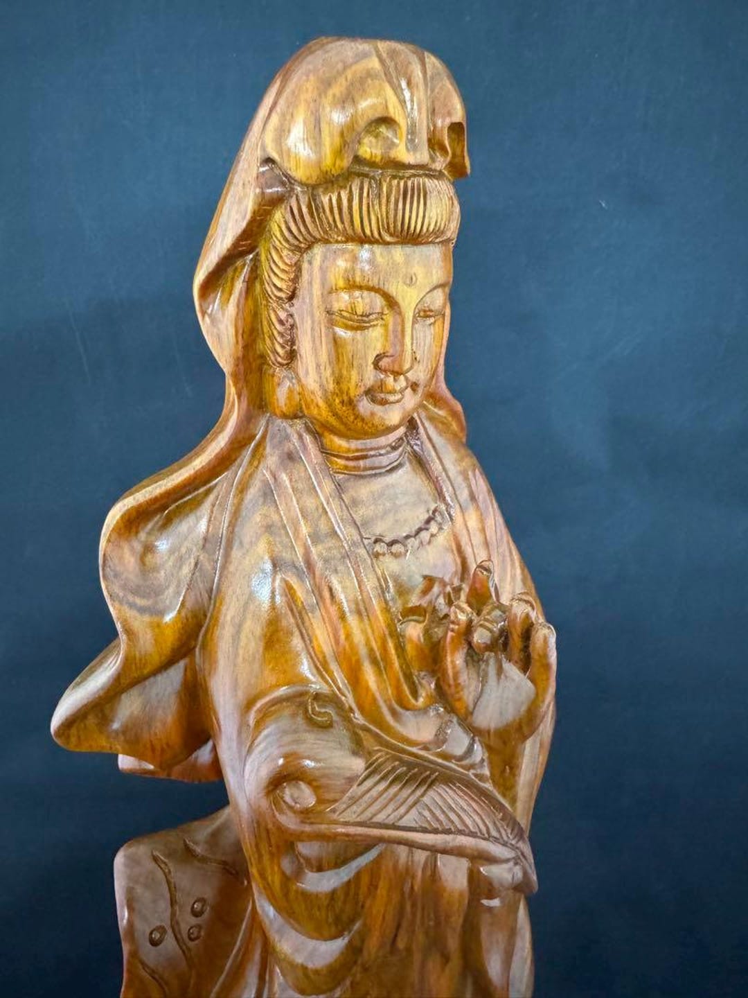 大きな手彫りの紫檀観音菩薩像 – 仏教美術、風水、精神的な保護 - Etsy