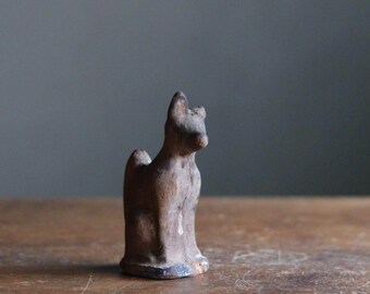 アンティークな日本の稲荷土人形 - 古民芸品の守護狐人形、緑青のある