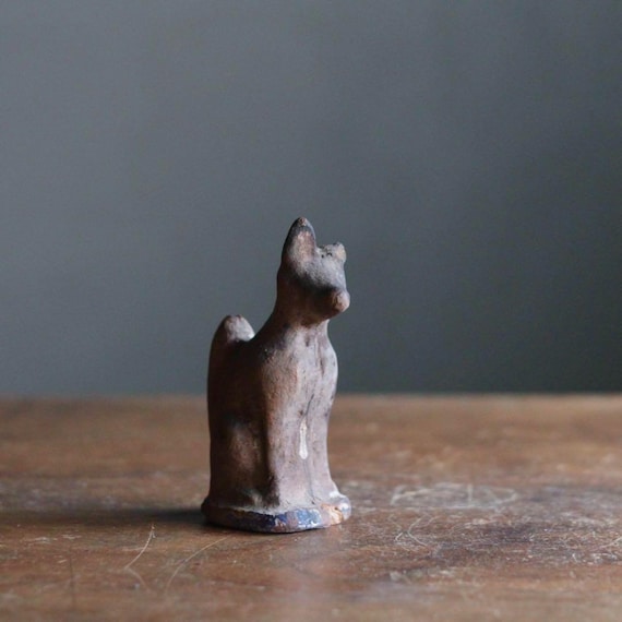 アンティークな日本の稲荷土人形 - 古民芸品の守護狐人形、緑青のある