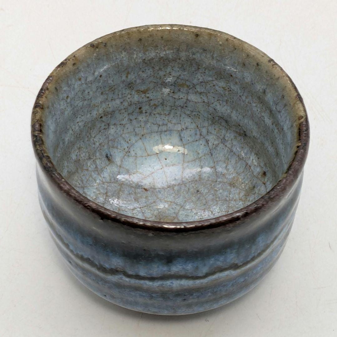 大きな青萩ぐい呑み（木箱入り）、日本の青萩焼おちょこ、素朴な陶器の