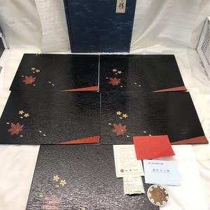 Elegantes Set von 5 Echizen Lackwaren Tabletts – Ahornblatt Design, Traditionelles Japanisches Handwerk aus Naturholz