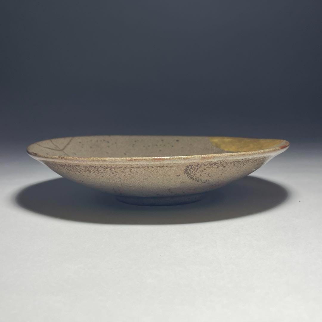 金継ぎで修復された古唐津平茶碗 – 侘び寂びの日本の