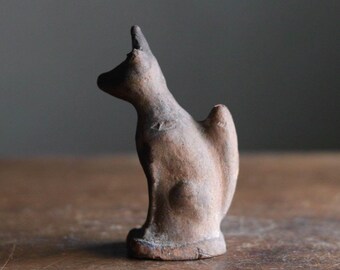 アンティークな日本の稲荷土人形 - 古民芸品の守護狐人形、緑青のある