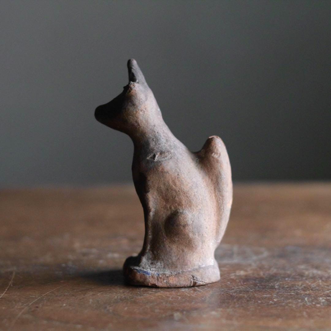 アンティークな日本の稲荷土人形 - 古民芸品の守護狐人形、緑青のある