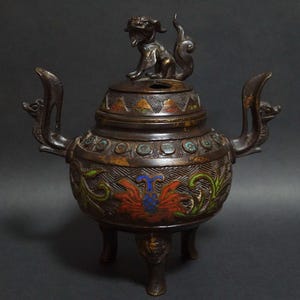 アンティーク明治時代の七宝青銅香炉 – 獅子フィニアル、花のモチーフ、金メッキのハンドル – 日本のグッズ