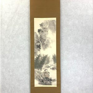 静謐な日本の竹林風景画 掛軸 静かな山、川、コテージ風景 紙箱入り 187.6×57.5 cm