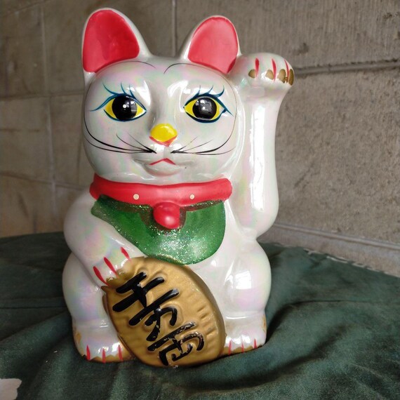 昭和レトロ 招き猫貯金箱 - 日本の招き猫置物、前足を上げている白い
