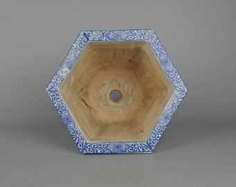 瀬戸焼青磁六角植木鉢 [B29617] ヴィンテージ瀬戸焼六角形盆栽鉢 – 青と白の釉薬、花柄、幅24.5cm