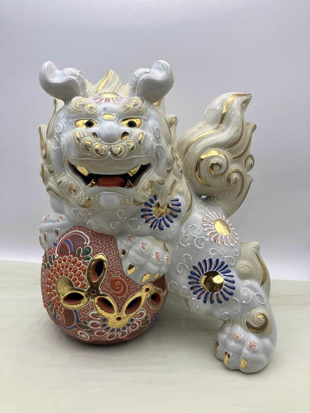 九谷焼 獅子守護獅子の置物 - 風水装飾白磁に金のアクセント、守護の