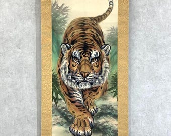 虎の水墨画 掛軸 一成作「虎の掛け軸」- 精悍な虎の絵が描かれたアンティーク掛軸