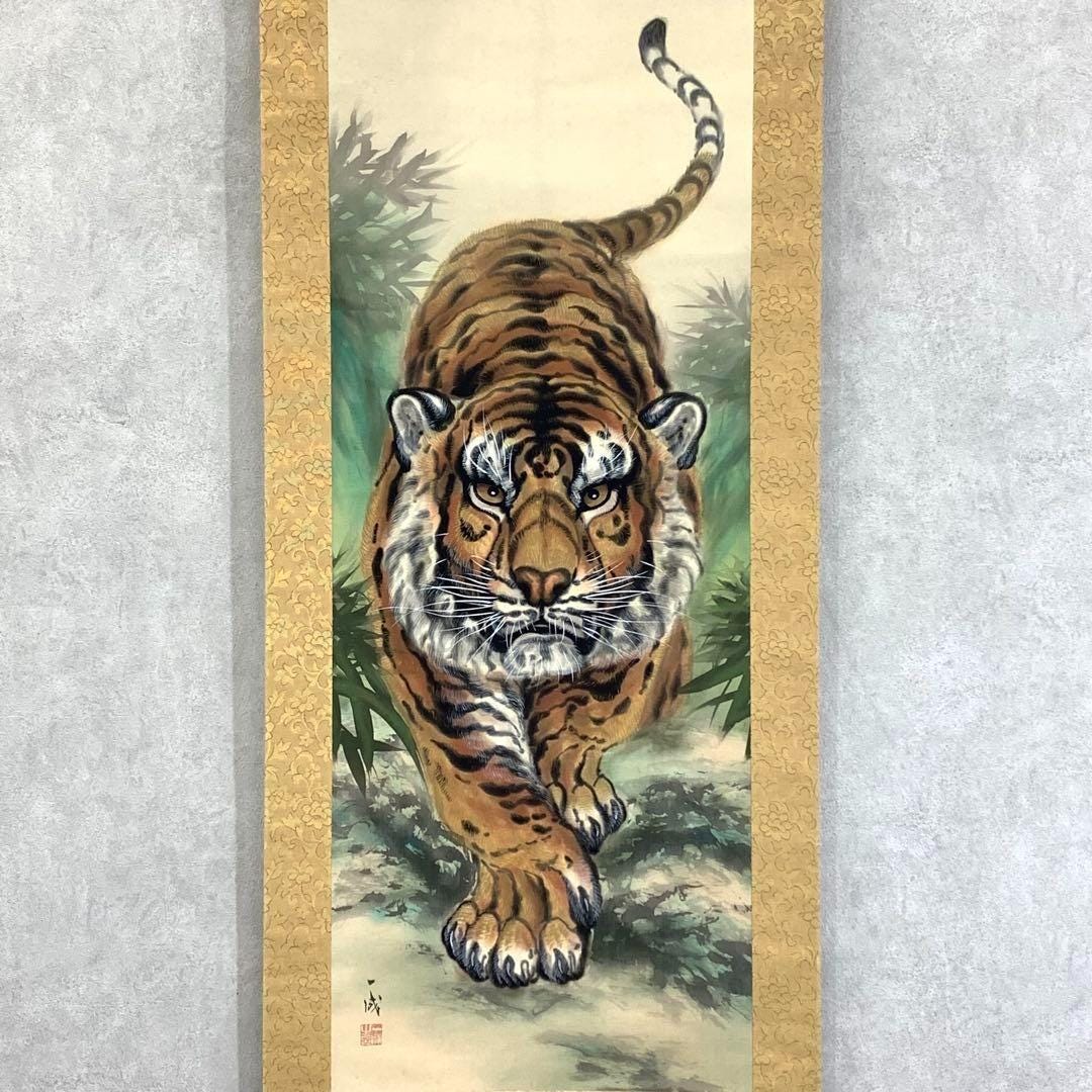 一成作「虎の掛け軸」- 精悍な虎の絵が描かれたアンティーク掛軸