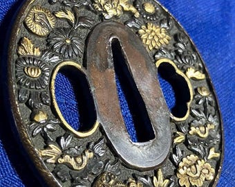 アンティーク銅鍔 - 獅子、牡丹、菊のデザインと金象嵌、装飾的な