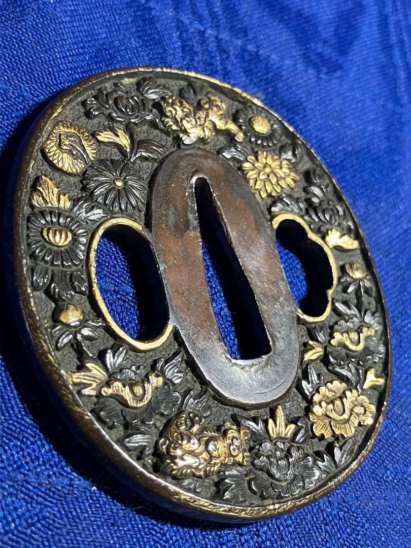 アンティーク銅鍔 - 獅子、牡丹、菊のデザインと金象嵌、装飾的な