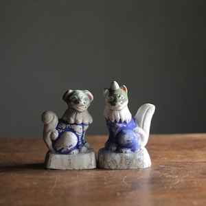Antique Japanese Clay Figurines – Shishi Lion & Komainu Guardian Pair, Folk Art Clay Dolls with Blue Pigment, 11–12cm