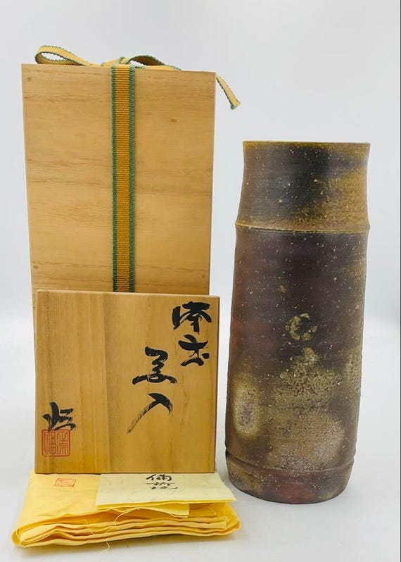 正宗悟　花瓶　備前焼 備前焼 花瓶 正宗 悟作 ― 天然灰釉の素朴な生け花用器、銘木