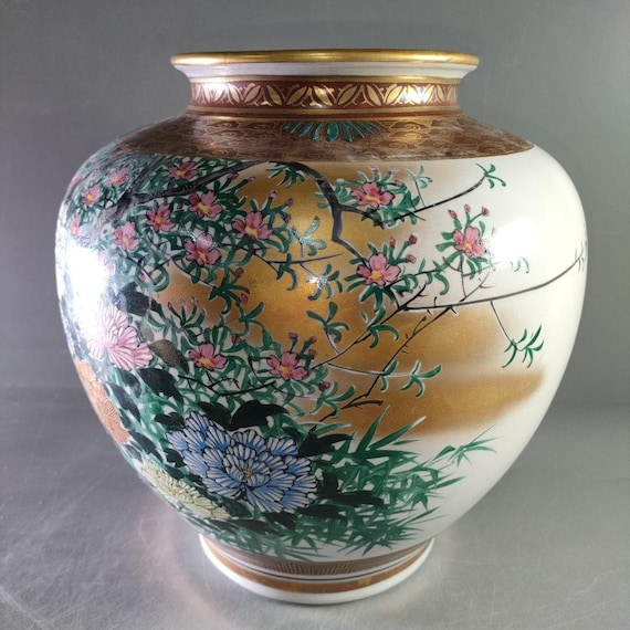川龍窯の九谷焼花瓶 – 手描きの鳥と花、金彩装飾、大型の日本の陶器製