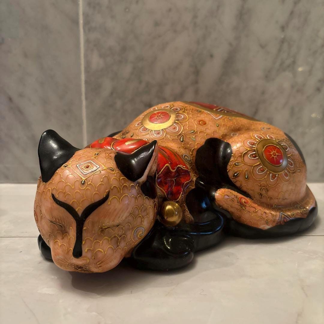 ヴィンテージ九谷焼の眠り猫の置物、豪華な金細工の手描き、風水アート