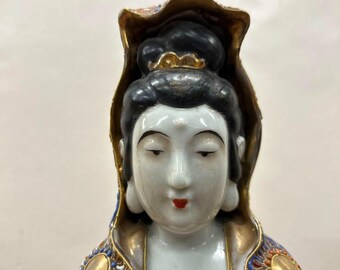 九谷焼観音菩薩座像 – 色鮮やかな衣をまとった手描きの陶器像、高さ
