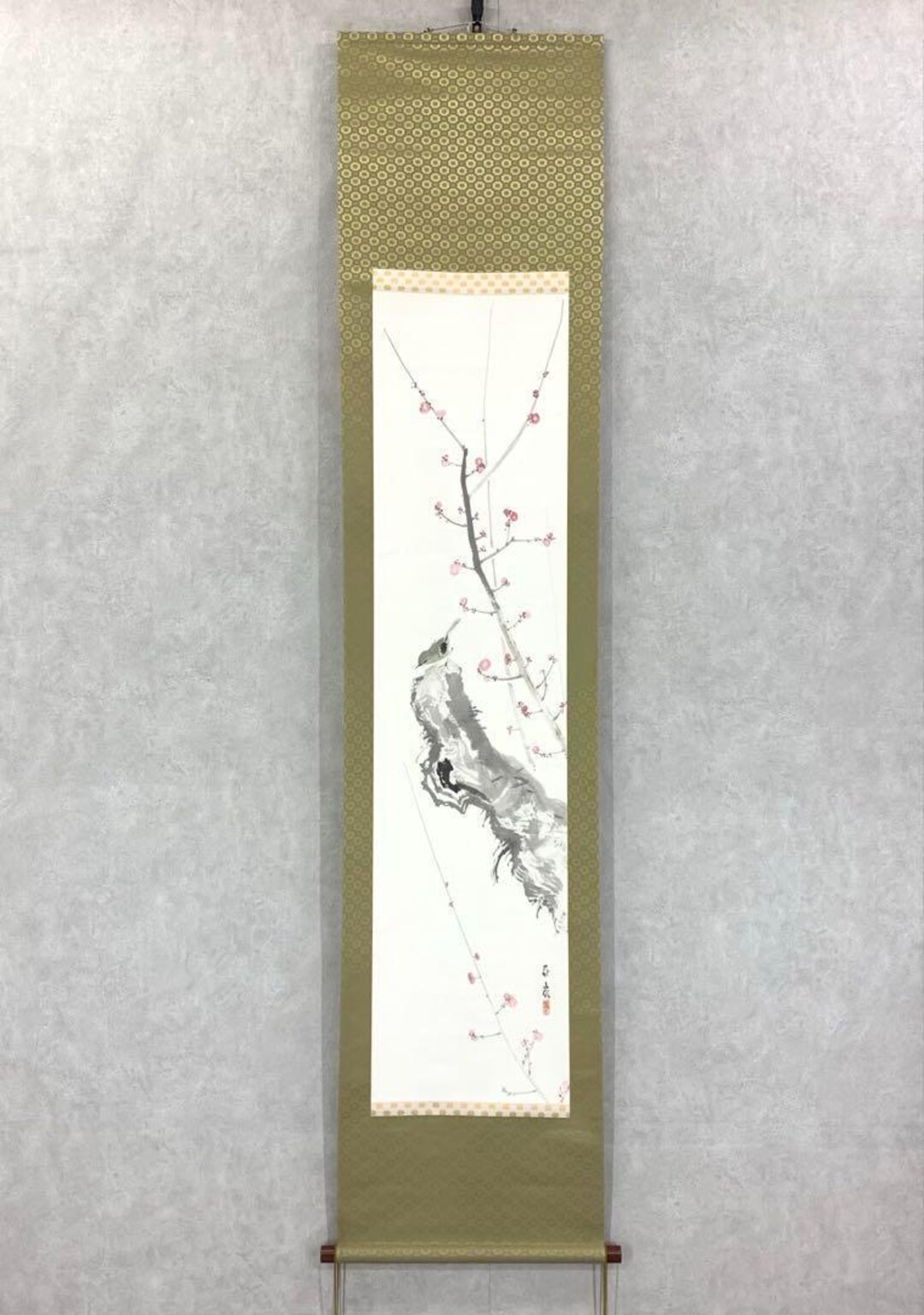 梅と鳥の掛軸 – 絹本に描かれた優美な花鳥画。長さ204cm。季節の