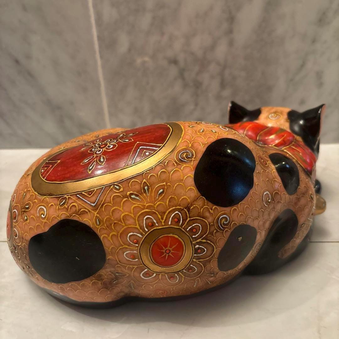 ヴィンテージ九谷焼の眠り猫の置物、豪華な金細工の手描き、風水アート