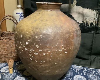 Gran jarra Shigaraki antigua del periodo Edo: cerámica rústica cocida a leña con esmaltado de ceniza natural, recipiente japonés wabi-sabi.