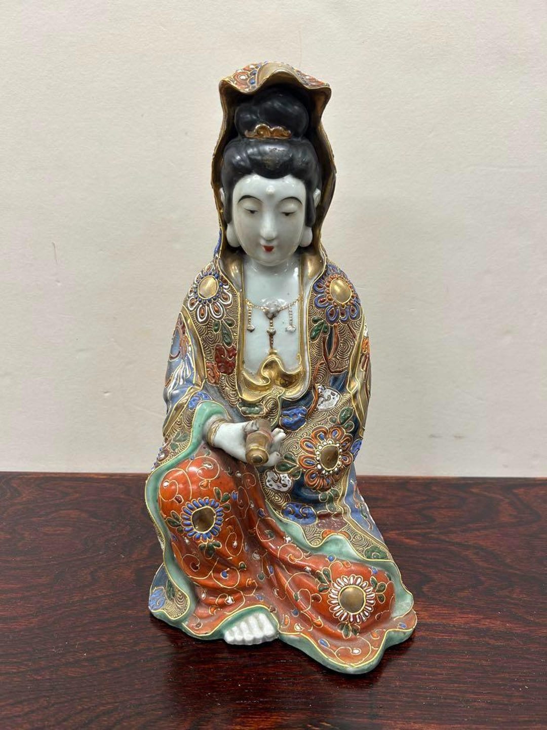 九谷焼 観音菩薩坐像 – 色彩豊かな衣をまとった手描きの陶器像