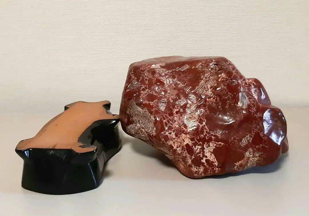 レッドジャスパー水石 – 光沢のある研磨された佐渡赤玉石の観賞