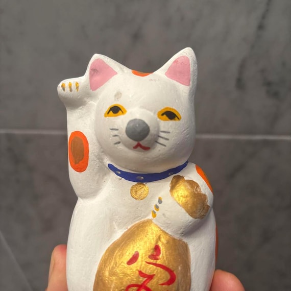 鹿児島垂水民芸人形 - 手作りの招き猫 - 右前足は富を願って上げてい