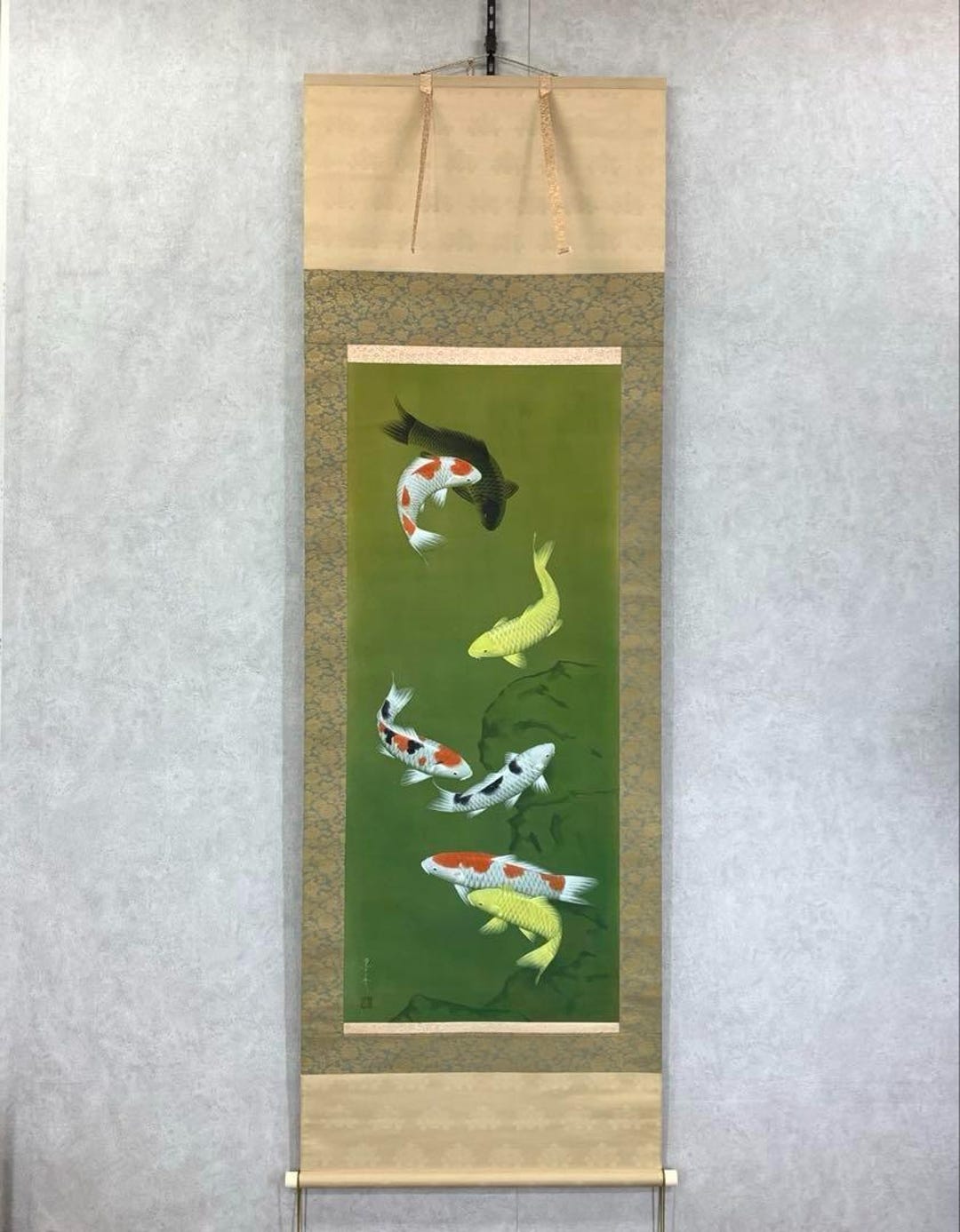 小堀牧州作「鯉の群れ」掛け軸（銘入り箱付き）、繁栄と成功を描いた