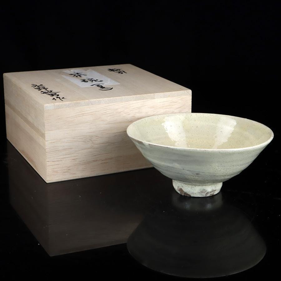 永野敏雄作 粉引茶碗 ― 杉月窯の繊細な白釉茶碗。銘木箱入り。日本の
