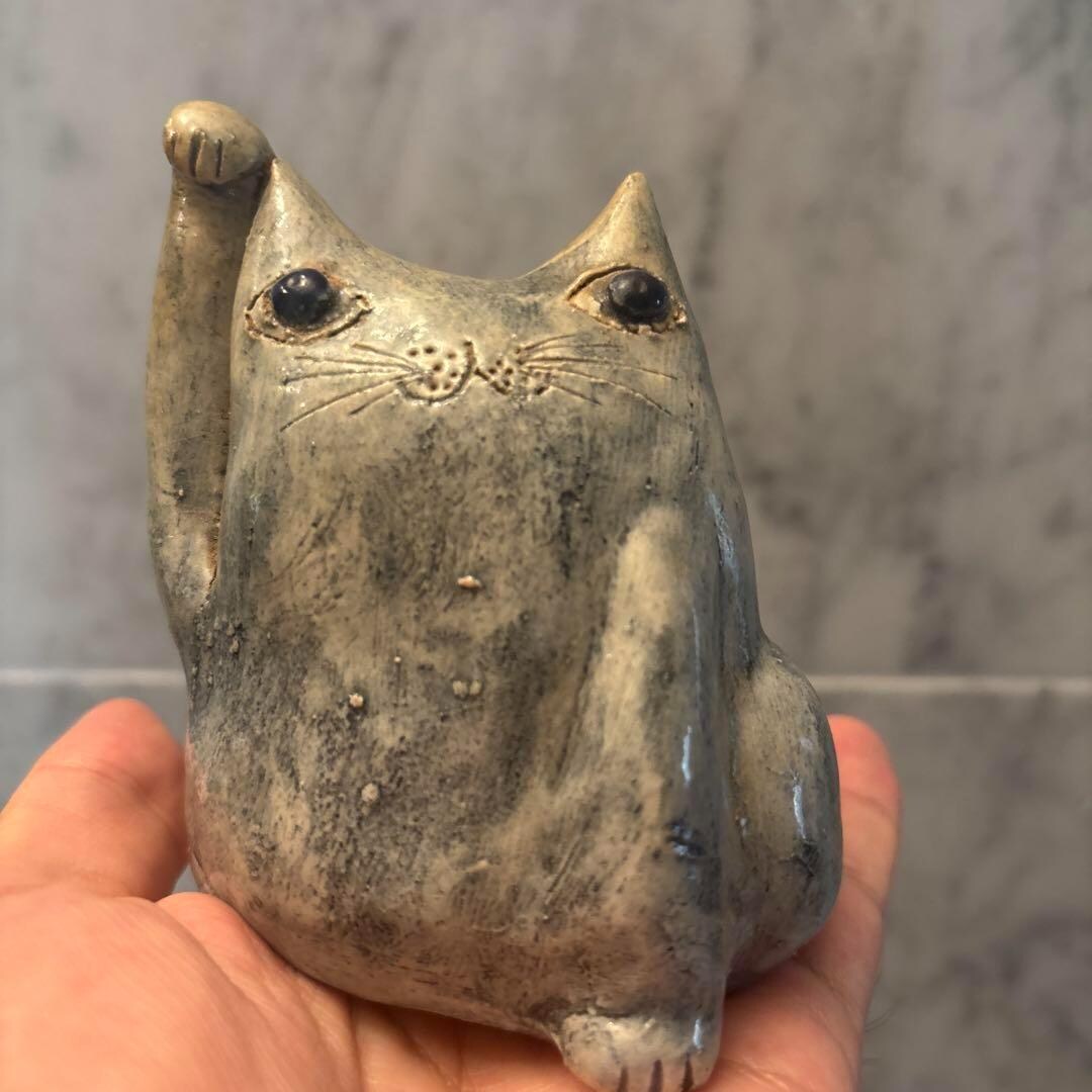 ケン作の手作り陶器招き猫 - 大きな目と右前足を上げ富と繁栄を祈願