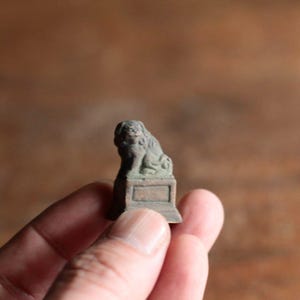 Miniature Antique Japanese Clay Shishi Lion Figurine – 3.2cm Folk Art Guardian Dog, Vintage Inuhariko, Feng Shui Protection