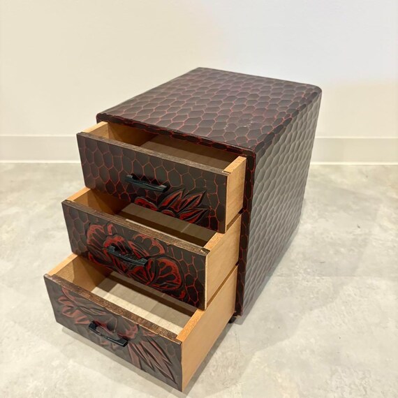 鎌倉彫 3段 卓上箪笥 引き出し 整理箱 収納 小物入れ 道具箱 彫刻細工 木製 工芸品 伝統工芸 民芸家具 未使用 (A126) 鎌倉彫 三段小引き出し 鎌倉彫〉 小引き出し 3段 木製収納 ss6956