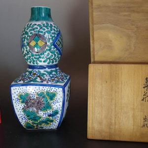 ヴィンテージ九谷磁器ひょうたん型花瓶、青手九谷デザイン、手描きの日本花モチーフ