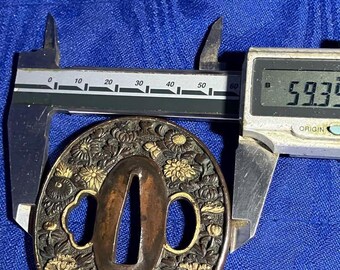 アンティーク銅鍔 - 獅子、牡丹、菊のデザインと金象嵌、装飾的な